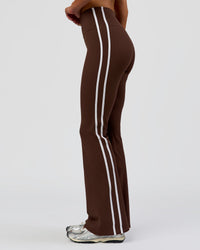 Woman wearing Fusion V-Contour Bind High-Rise Flared Legging - Hot Chocolate-white | Model:Bianca | Size:S | Thumbnail Index: 6