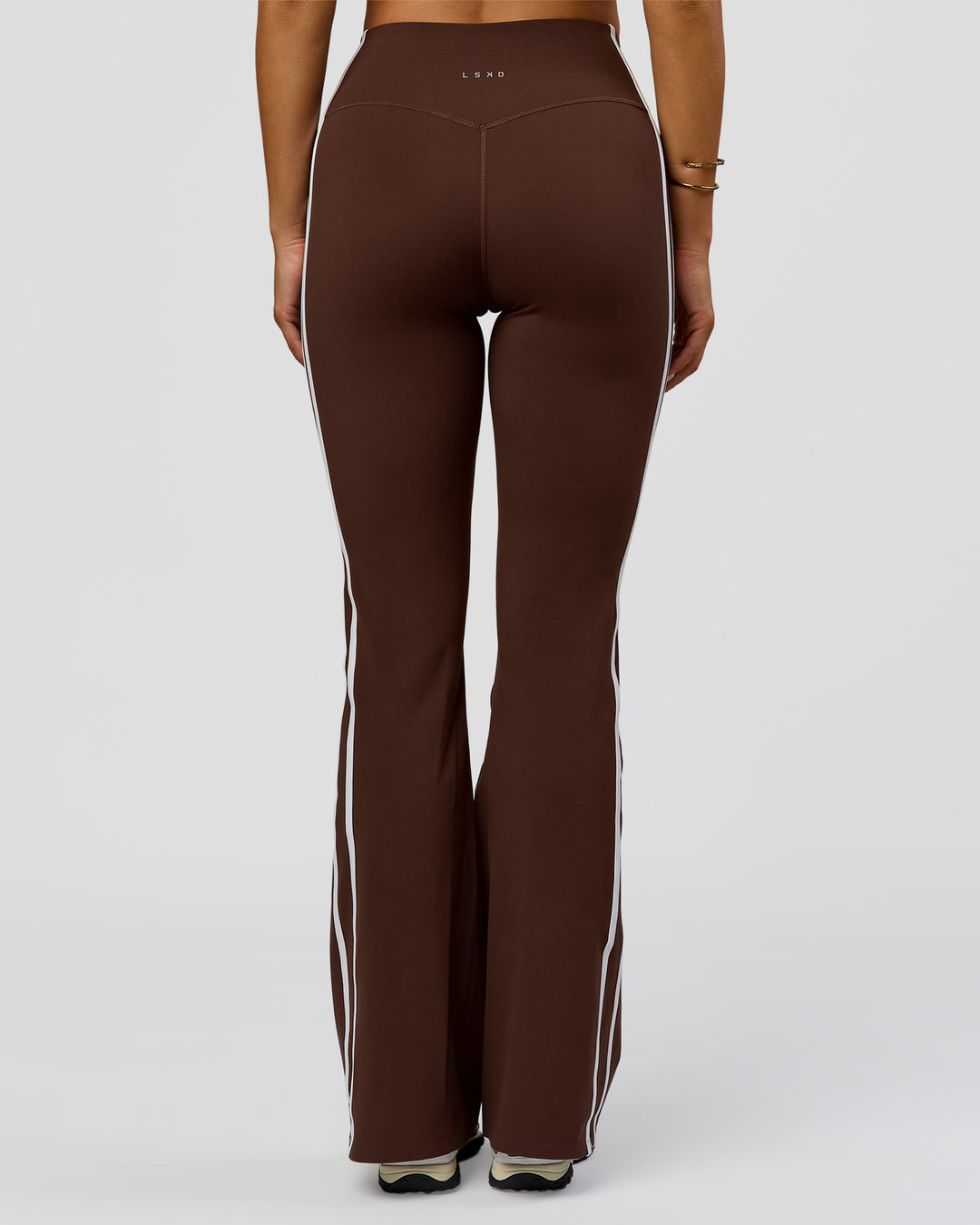 Woman wearing Fusion V-Contour Bind High-Rise Flared Legging - Hot Chocolate-white | Model:Bianca | Size:S - view 4