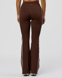 Woman wearing Fusion V-Contour Bind High-Rise Flared Legging - Hot Chocolate-white | Model:Bianca | Size:S | Thumbnail Index: 3