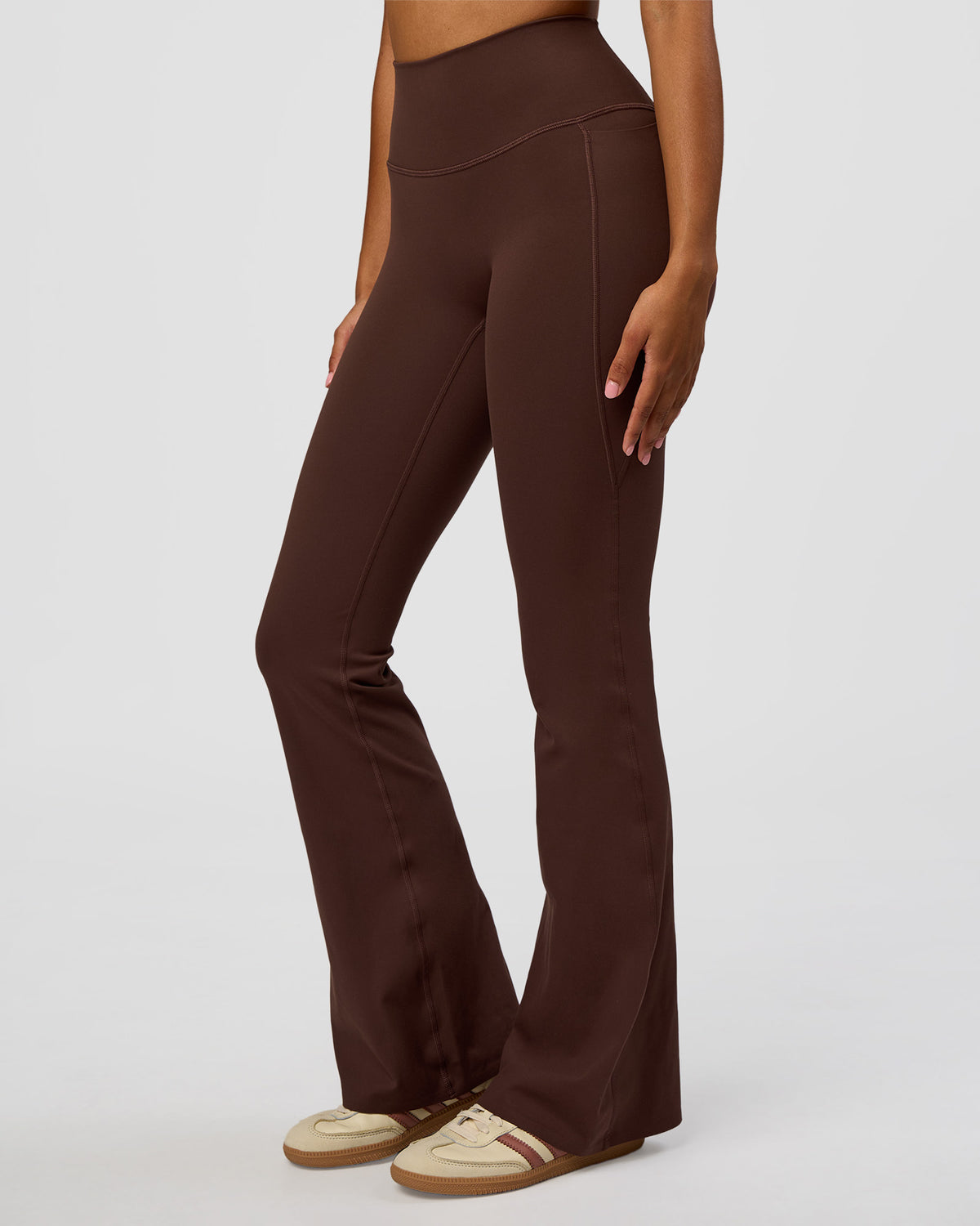 Woman wearing Woman wearing Fusion V-Contour High-Rise Flared Legging Pockets - Hot Chocolate | Model:Jordan | Size:S