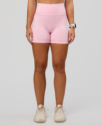 Woman wearing Fusion V-Contour Ultra High-Rise 4” Short Pockets - Marshmallow | Model:Summer | Size:S | Thumbnail Index: 3