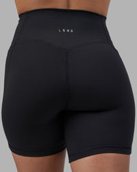 Woman wearing Fusion V-Contour Ultra High-Rise 6" Short Pockets - Black | Model:Charlize | Size:S | Thumbnail Index: 8