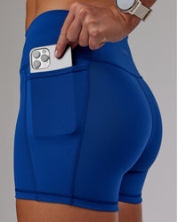 Woman wearing Fusion Ultra High-Rise 4" Short Pockets - Blue Quartz | Model:Phoebe | Size:S | Thumbnail Index: 5