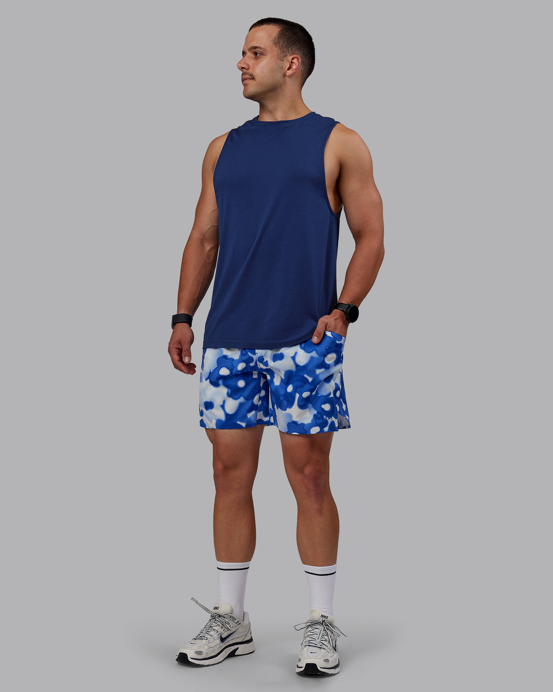 Man wearing Grand Slam 6" Shorts in Wildflower Midnight Blue | Size:S - view 5