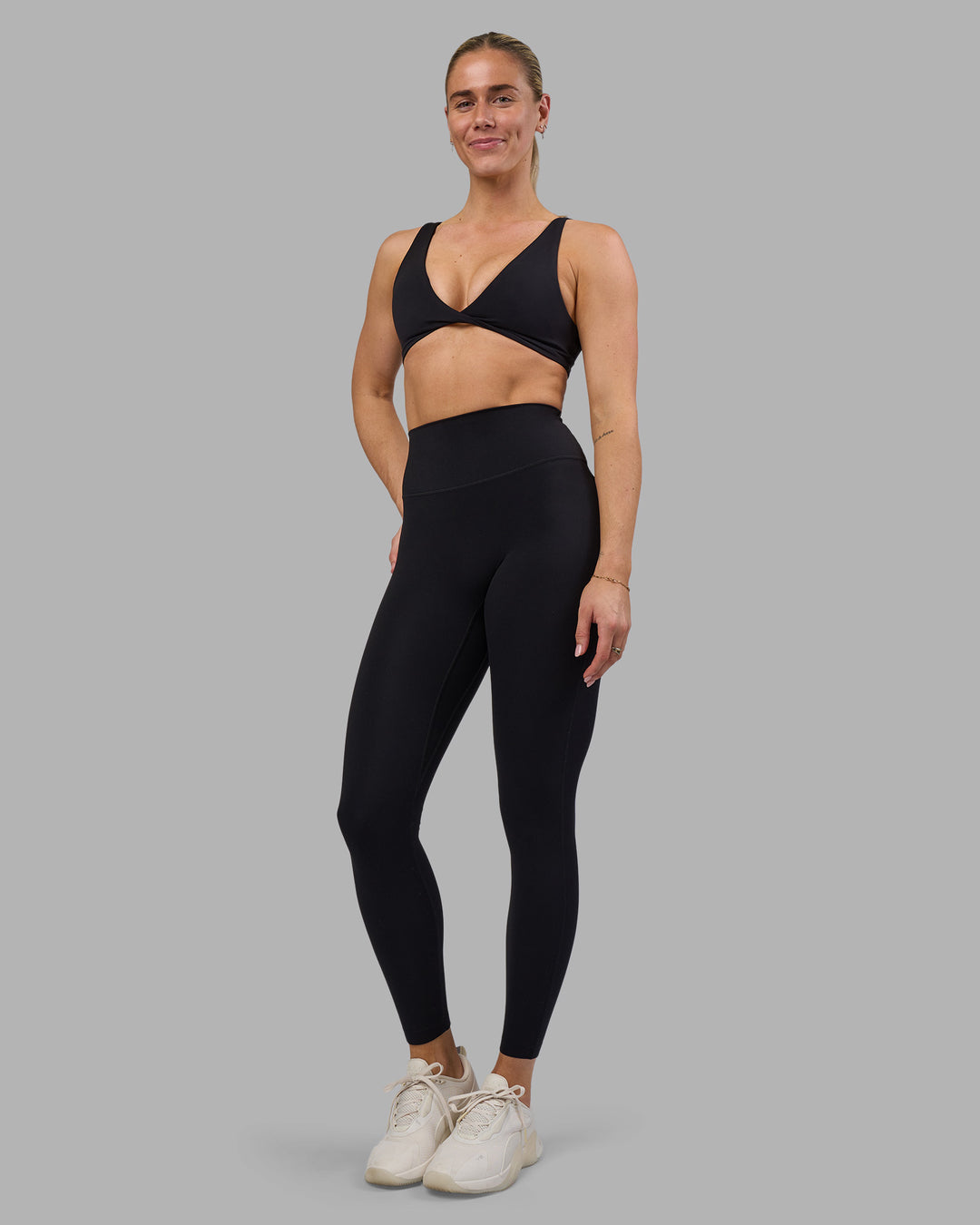 Woman wearing Impulse Reversible Sports Bra - Black | Model:Hannah | Size:S - view 4