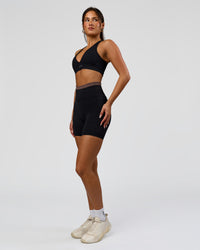 Woman wearing Liberate High-Rise 6" Short Pockets in Black-Cocoa Powder | Model:Bianca | Size:S | Thumbnail Index: 3
