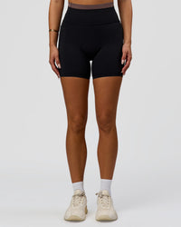 Woman wearing Liberate High-Rise 6" Short Pockets in Black-Cocoa Powder | Model:Bianca | Size:S | Thumbnail Index: 4