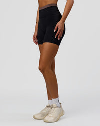 Woman wearing Liberate High-Rise 6" Short Pockets in Black-Cocoa Powder | Model:Bianca | Size:S | Thumbnail Index: 0