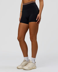 Woman wearing Liberate High-Rise 4" Short Pockets in Black-Cocoa Powder | Model:Bianca | Size:S | Thumbnail Index: 7