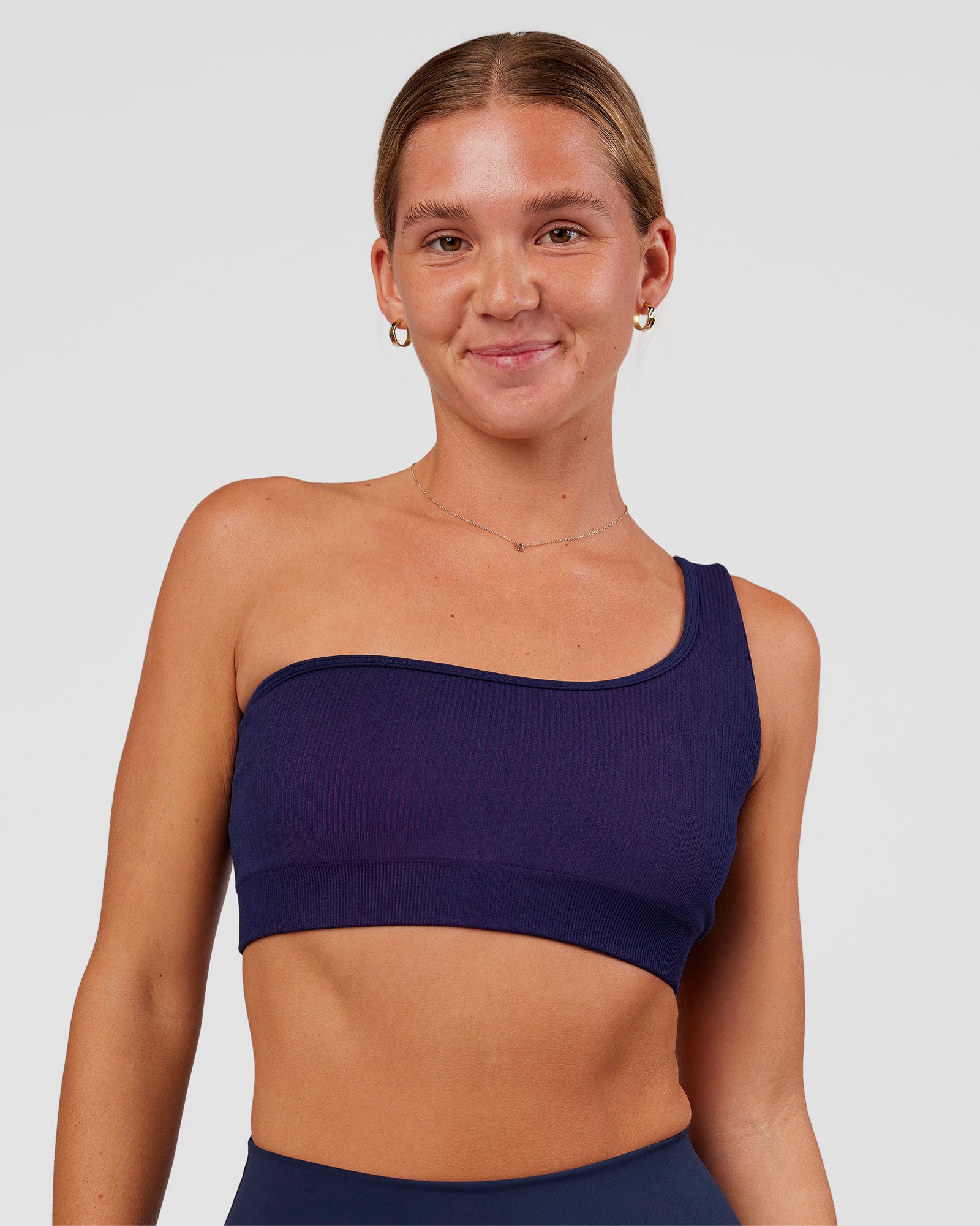 Woman wearing Lively Seamless Ribbed Sports Bra - Future Navy-Ultra Fuchsia | Model:Amity | Size:S