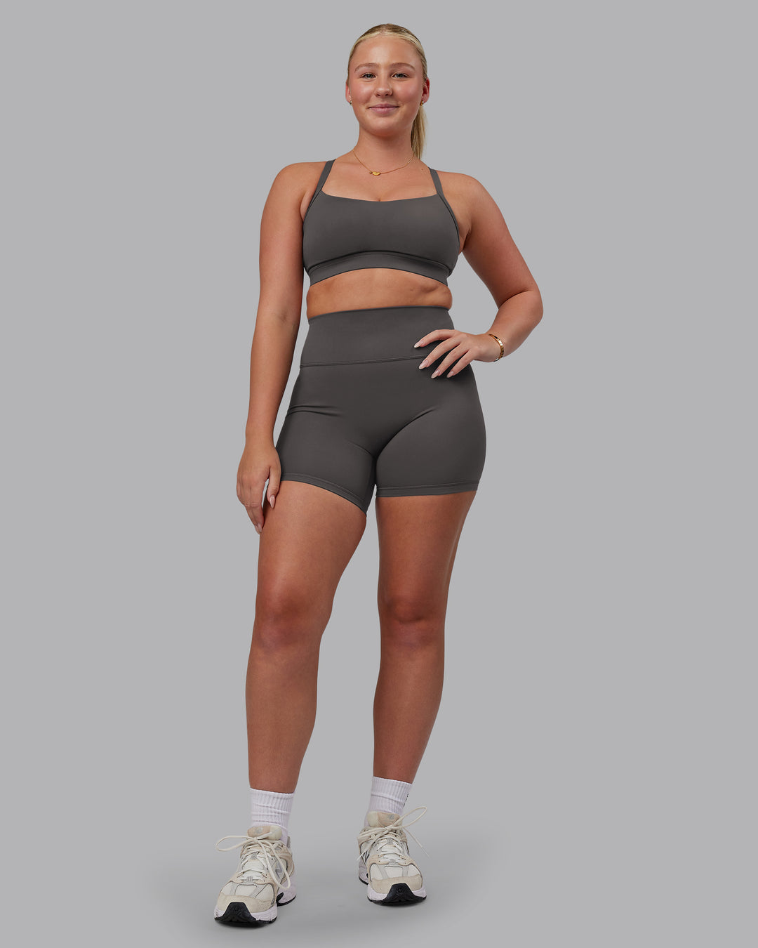 Woman wearing Momentum Sports Bra D/DD/E - Dark Storm | Model:Lilli | Size:S - view 5