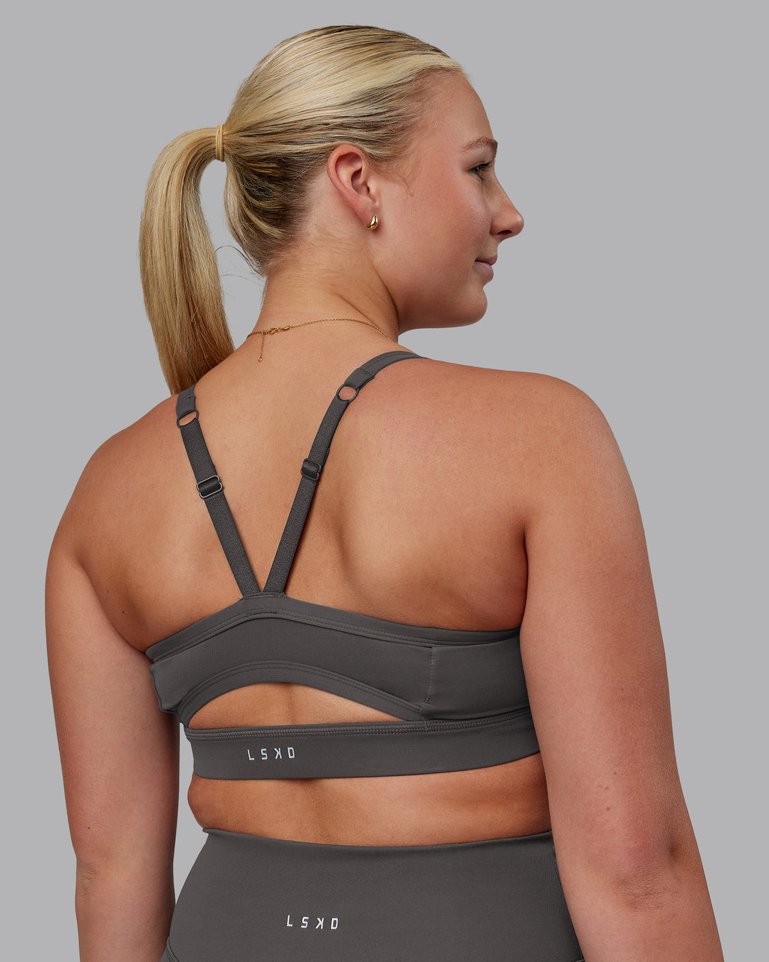 Woman wearing Momentum Sports Bra D/DD/E - Dark Storm | Model:Lilli | Size:S - view 2