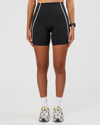 Woman wearing Power Ultra High-Rise 6" Short Pockets - Black | Model:Rhiley | Size:S | Thumbnail Index: 7