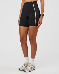 Woman wearing Power Ultra High-Rise 6" Short Pockets - Black | Model:Rhiley | Size:S | Thumbnail Index: 1