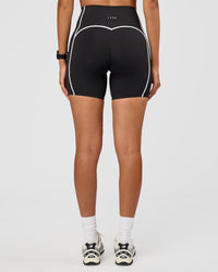 Woman wearing Power Ultra High-Rise 6" Short Pockets - Black | Model:Rhiley | Size:S | Thumbnail Index: 3