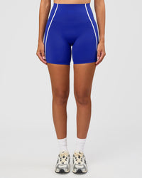 Woman wearing Power Ultra High-Rise 6" Short - Electric Indigo | Model:Rhiley | Size:S | Thumbnail Index: 4