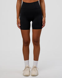 Woman wearing Progression Ultra High-Rise 6" Short - Black | Model:Kirstyn | Size:S | Thumbnail Index: 7