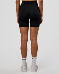 Woman wearing Rep Ultra High-Rise 6" Short Pockets - Black-Electric Indigo | Model:Evie | Size:S | Thumbnail Index: 3