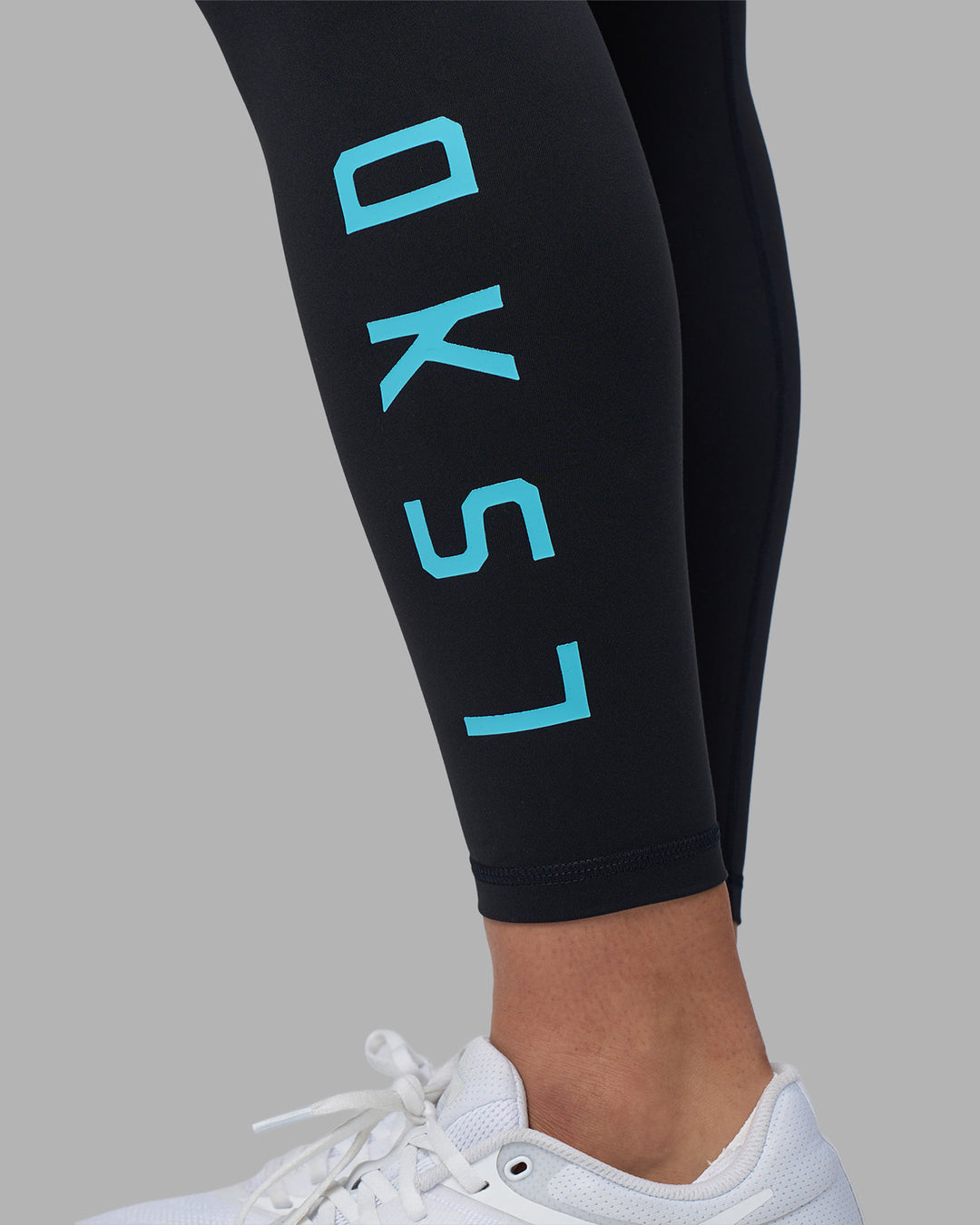 Woman wearing Rep Ultra High-Rise 7/8 Legging Pockets - Black-Blue Atoll | Model:Sophie | Size:S - view 3