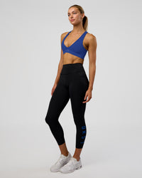 Woman wearing Rep Ultra High-Rise 7/8 Legging Pockets - Black-Electric Indigo | Model:Evie | Size:S | Thumbnail Index: 4