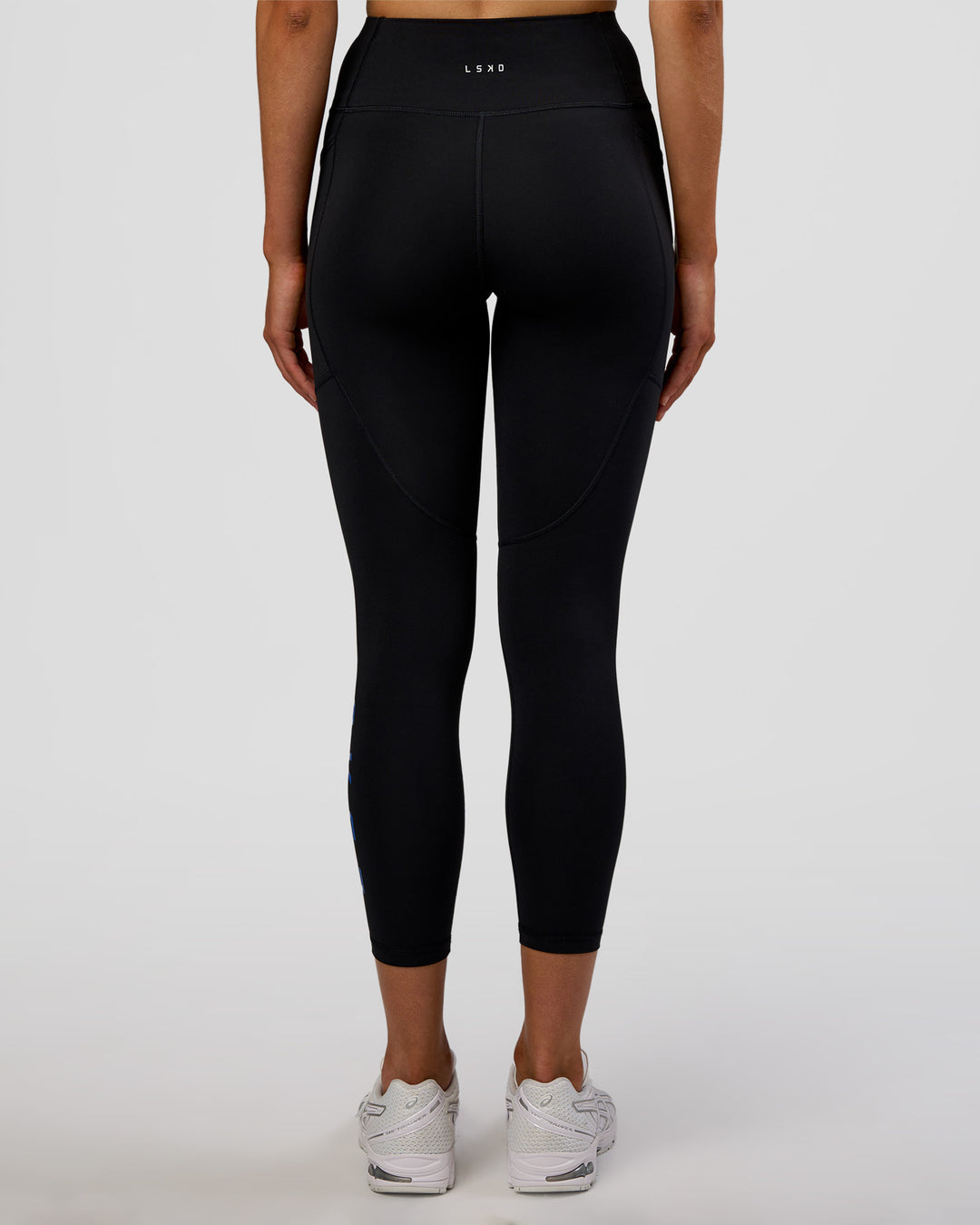 Woman wearing Rep Ultra High-Rise 7/8 Legging Pockets - Black-Electric Indigo | Model:Evie | Size:S - view 4