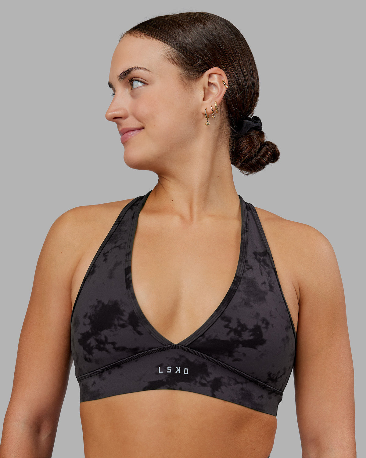 Woman wearing Stamina Sports Bra - Black Tie Dye | Set:true | Angle:front | Model:Keisha | Size:S