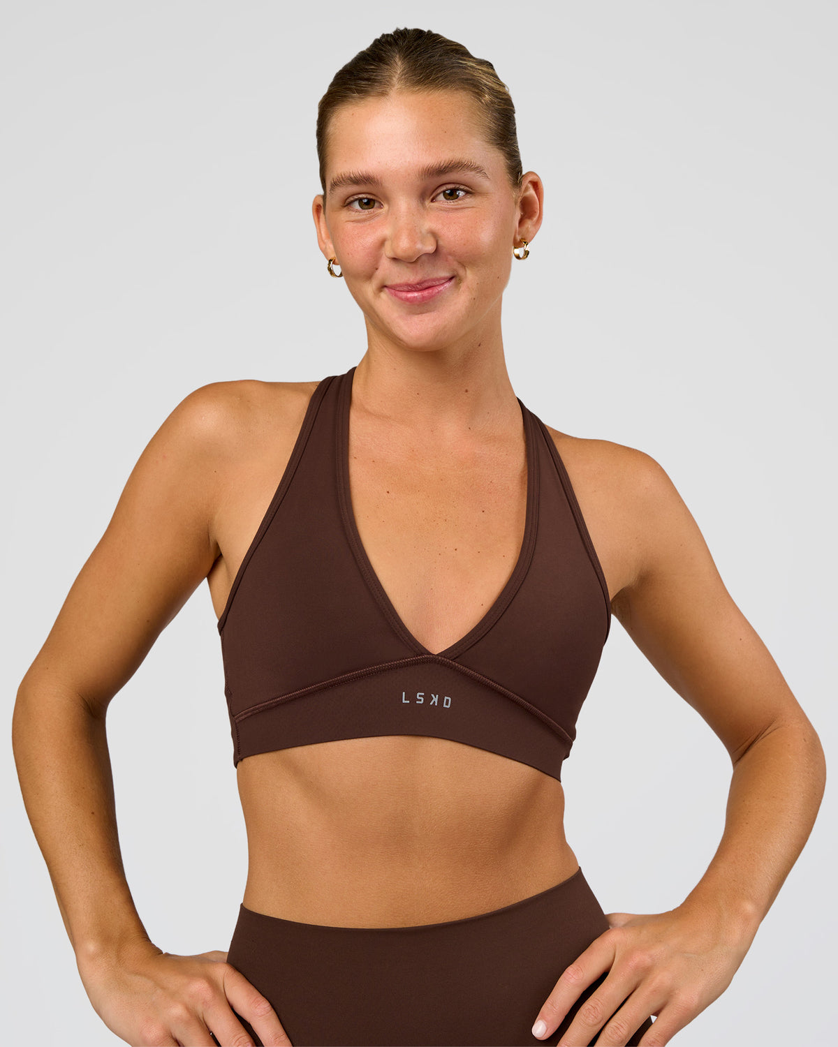 Woman wearing Stamina Sports Bra - Hot Chocolate | Set:true | Angle:front | Model:Amity | Size:S
