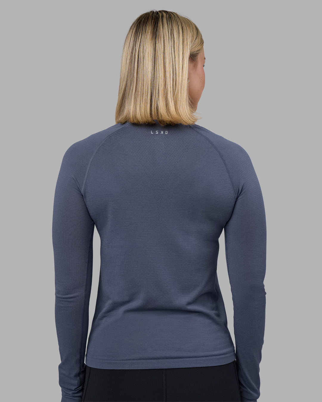 Woman wearing AeroFLX+ Seamless Long Sleeve Tee - Night Shadow/Night Shadow | Model:Halle | Size:S - view 3