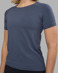 Woman wearing AeroFLX+ Seamless Tee - Night Shadow/Night Shadow | Model:Halle | Size:S | Thumbnail Index: 3