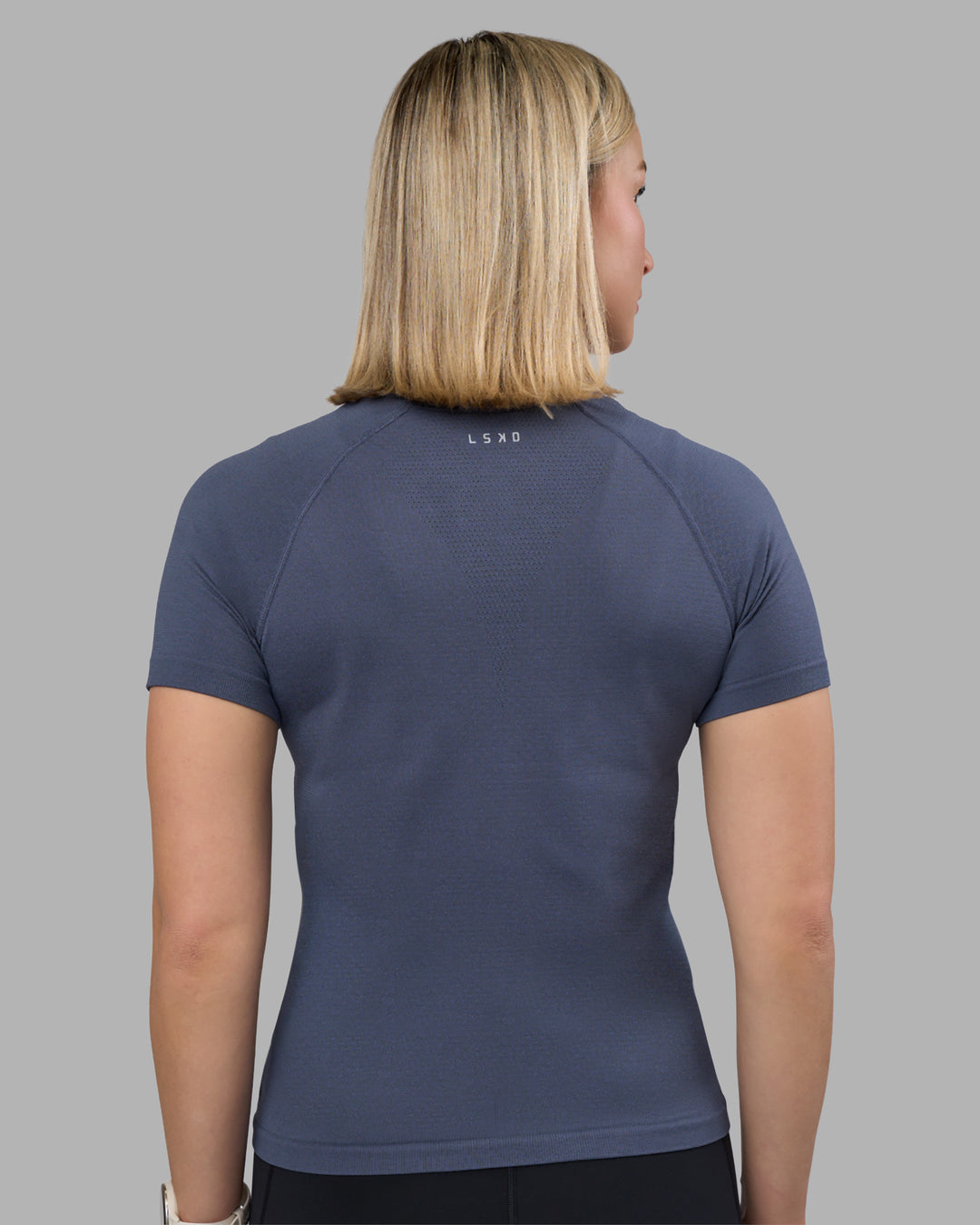 Woman wearing AeroFLX+ Seamless Tee - Night Shadow/Night Shadow | Model:Halle | Size:S - view 3