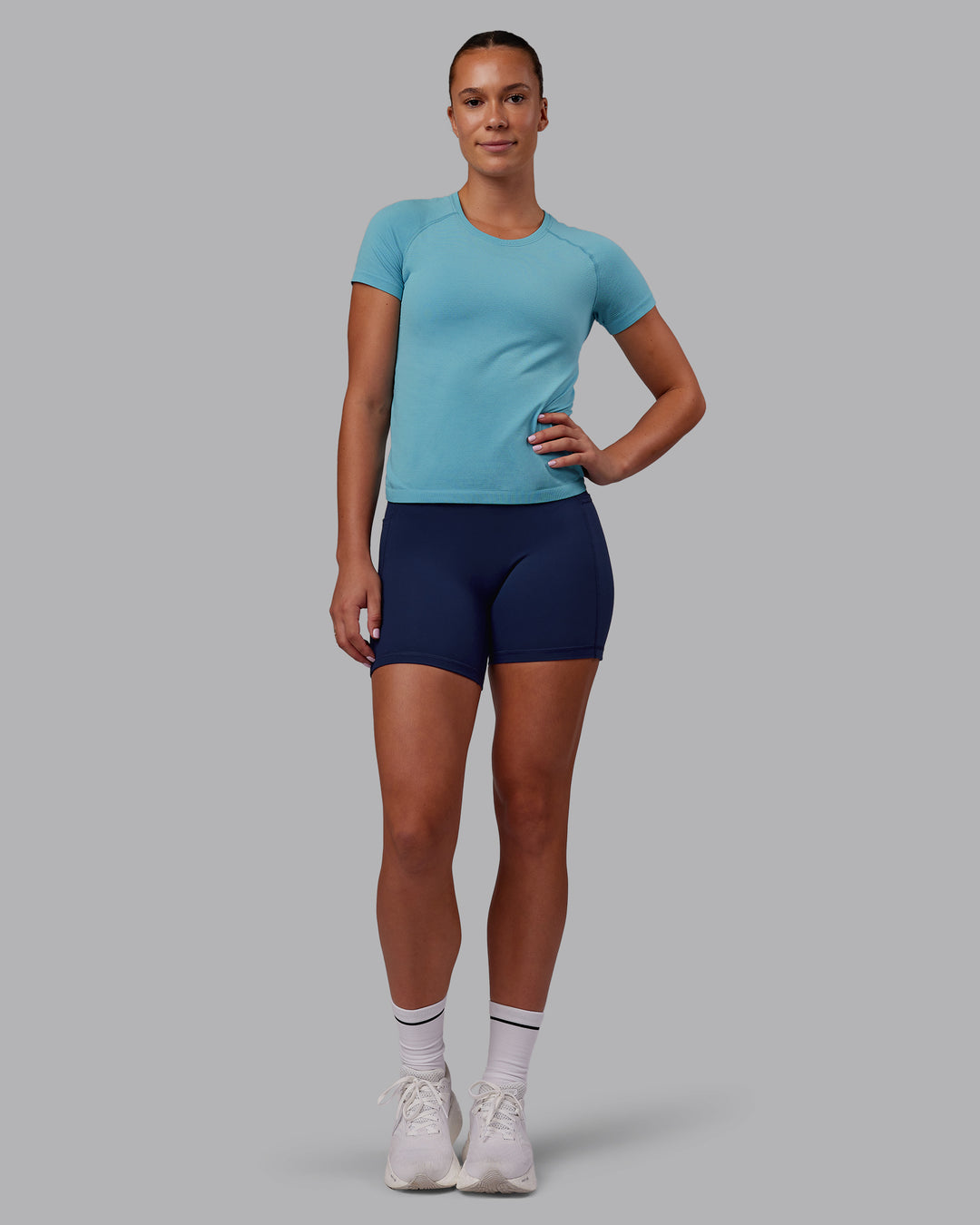 Woman wearing AeroFLX+ Seamless Tee - Retro Blue Marl | Model:Charlize | Size:S - view 2