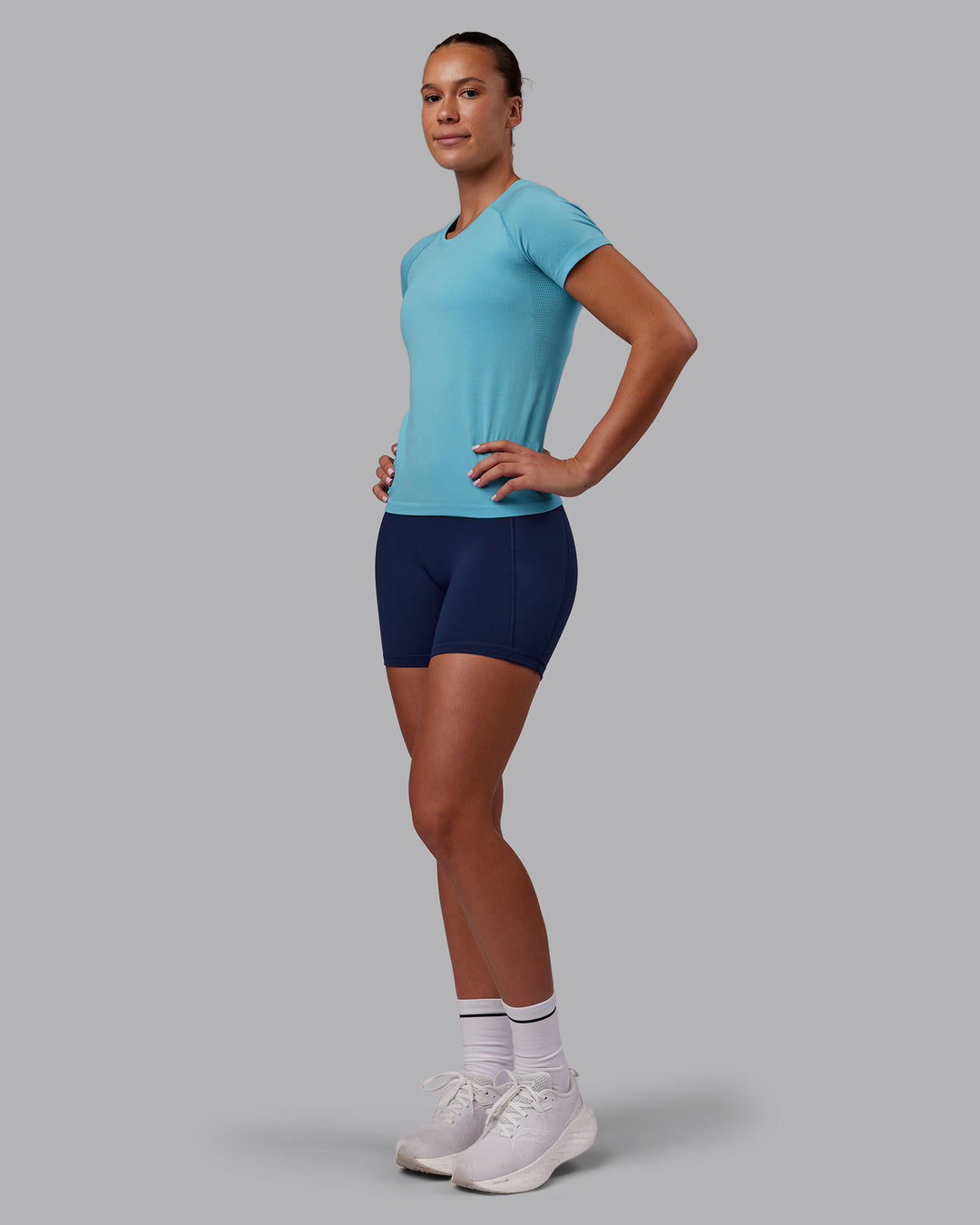 Woman wearing AeroFLX+ Seamless Tee - Retro Blue Marl | Model:Charlize | Size:S - view 6
