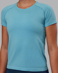 Woman wearing AeroFLX+ Seamless Tee - Retro Blue Marl | Model:Charlize | Size:S | Thumbnail Index: 6