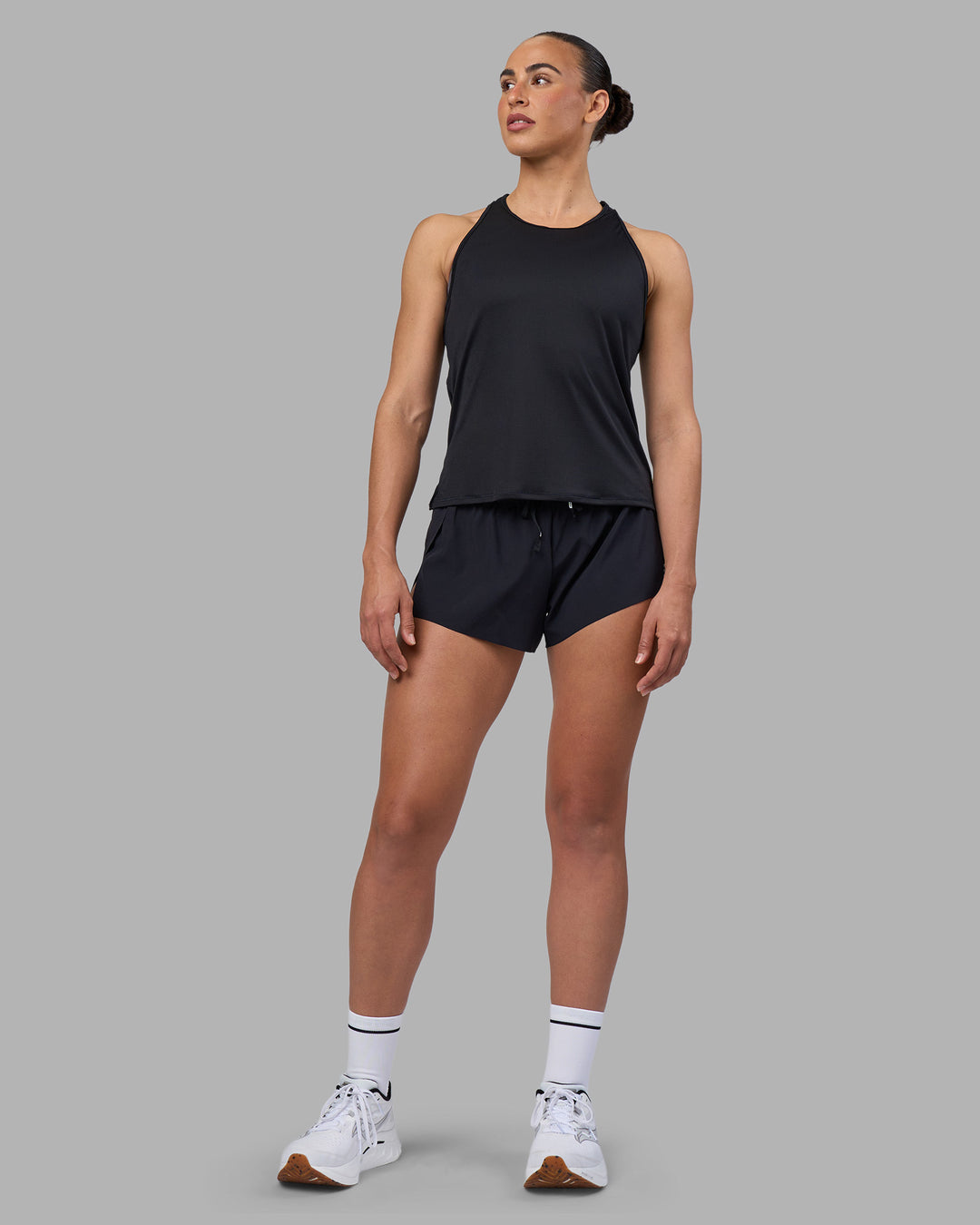 Woman wearing Pace Running Tank 2.0 - Black | Model:Sophie | Size:S - view 4