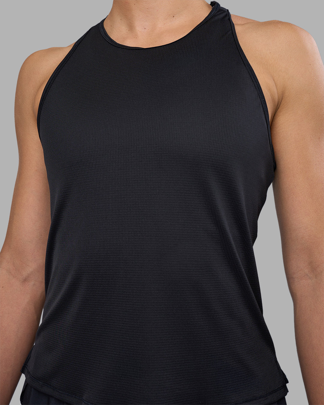 Woman wearing Pace Running Tank 2.0 - Black | Model:Sophie | Size:S - view 5