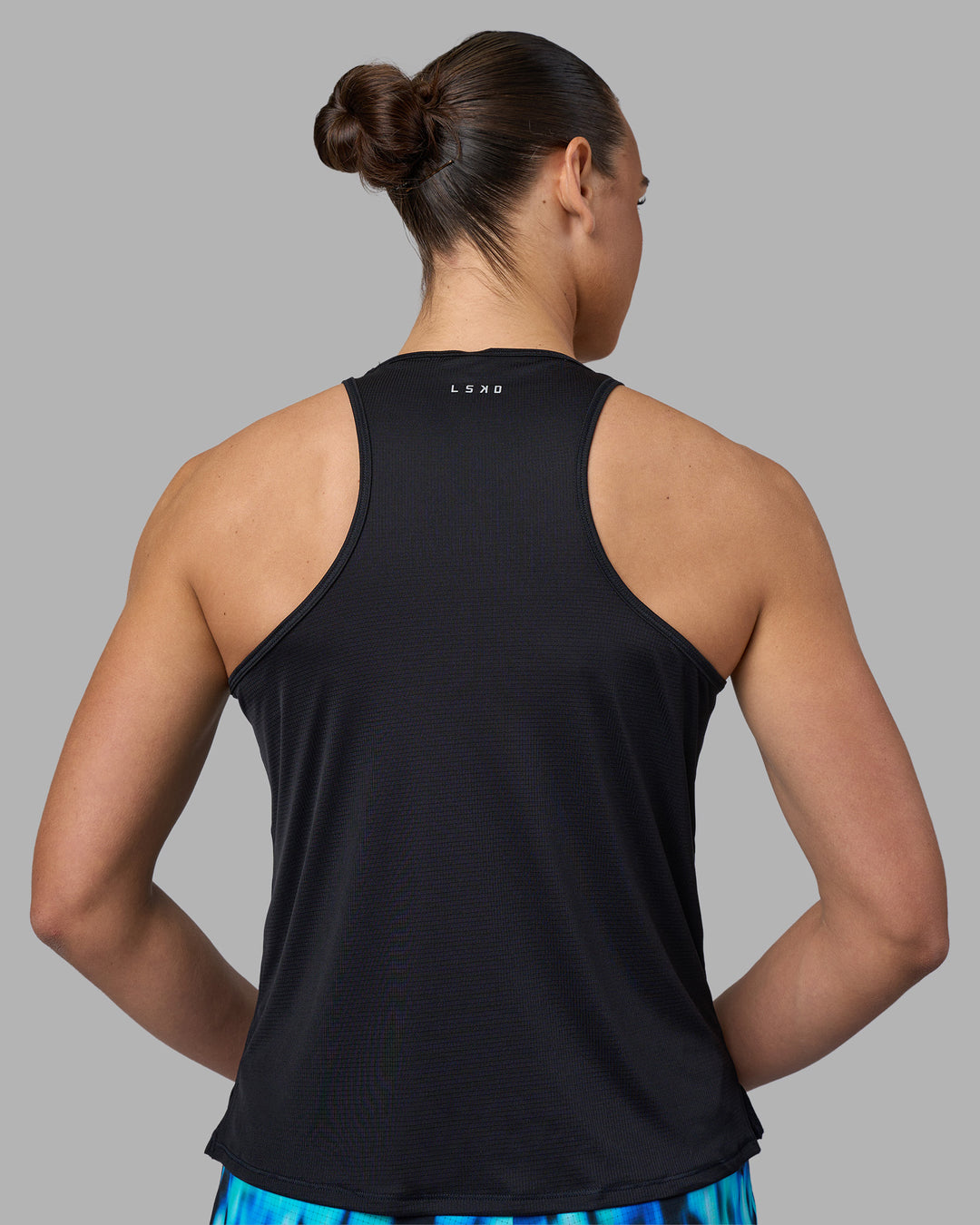 Woman wearing Pace Running Tank 2.0 - Black | Model:Sophie | Size:S - view 3