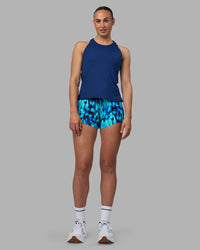 Woman wearing Pace Running Tank 2.0 - Midnight Blue | Model:Sophie | Size:S | Thumbnail Index: 3