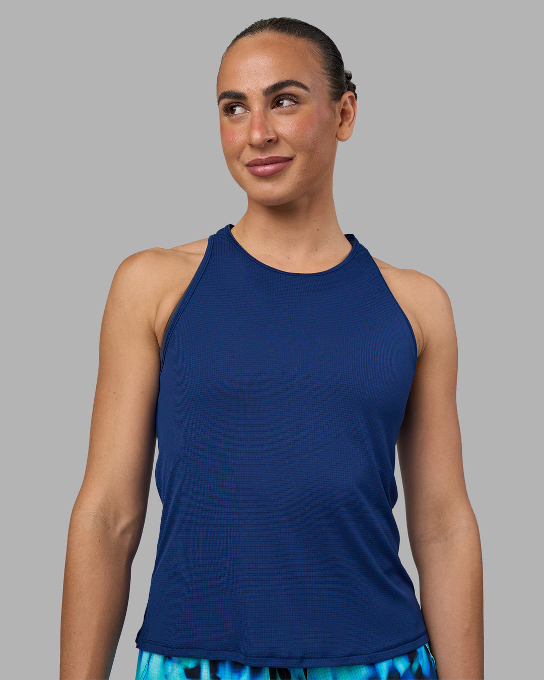 Woman wearing Pace Running Tank 2.0 - Midnight Blue | Model:Sophie | Size:S - view 1