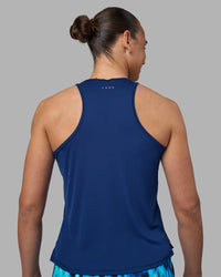 Woman wearing Pace Running Tank 2.0 - Midnight Blue | Model:Sophie | Size:S | Thumbnail Index: 2