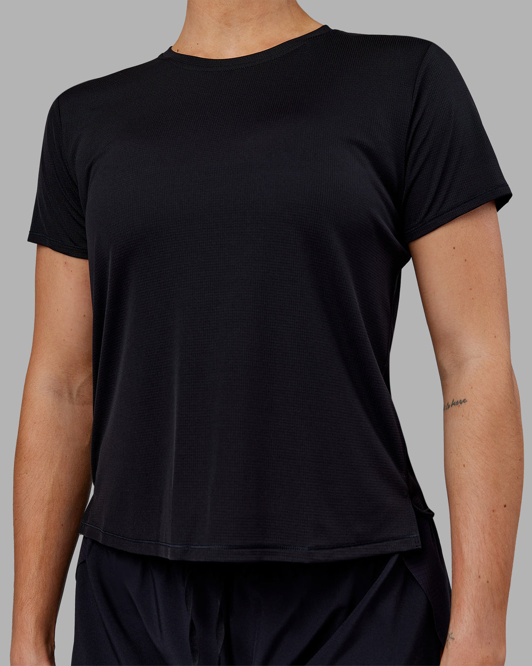 Woman wearing Pace Running Tee - Black | Model:Hannah | Size:S - view 8