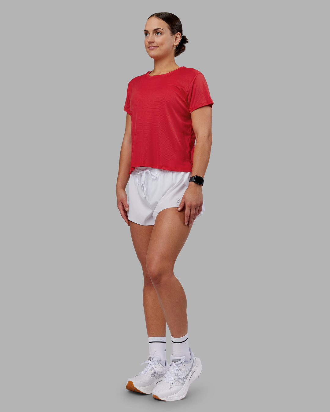 Woman wearing Pace Running Tee 2.0 - Scarlet | Model:Keisha | Size:S - view 4