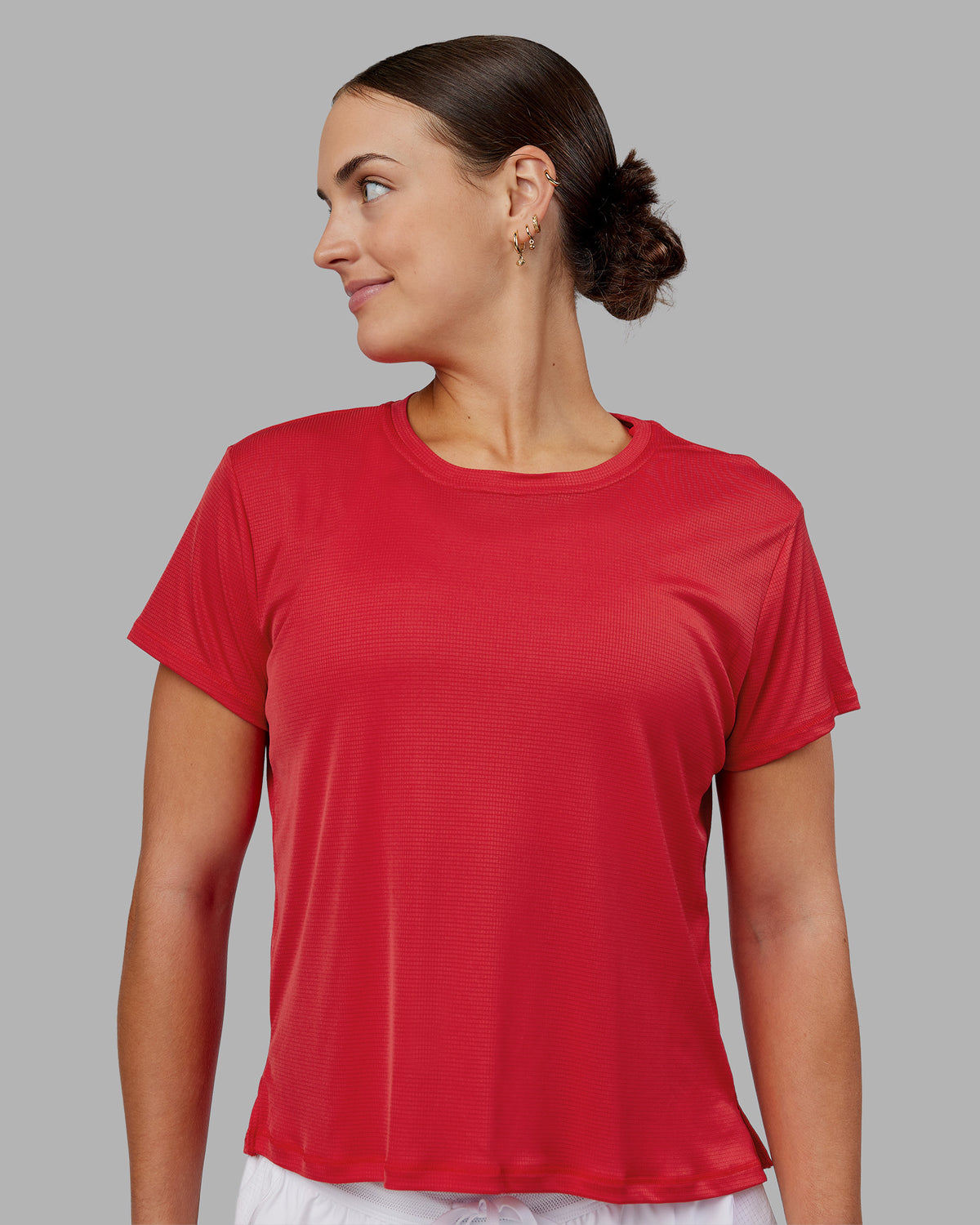 Woman wearing Pace Running Tee 2.0 - Scarlet | Model:Keisha | Size:S