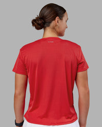 Woman wearing Pace Running Tee 2.0 - Scarlet | Model:Keisha | Size:S | Thumbnail Index: 2