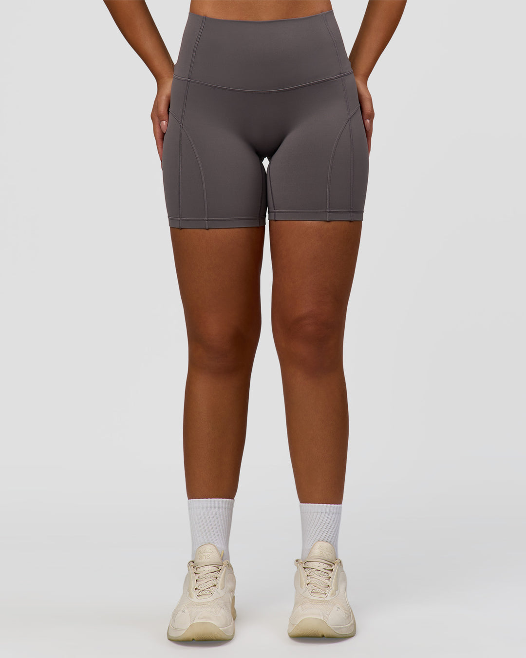 Woman wearing Bend High-Rise 6" Short - Duskstone | Model:Sophie | Size:S - view 7