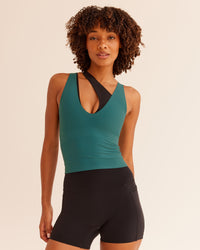 Woman wearing Bend & FLX Plunge Tank - Transformative Teal | Model:Tomi | Size:XS | Thumbnail Index: 4