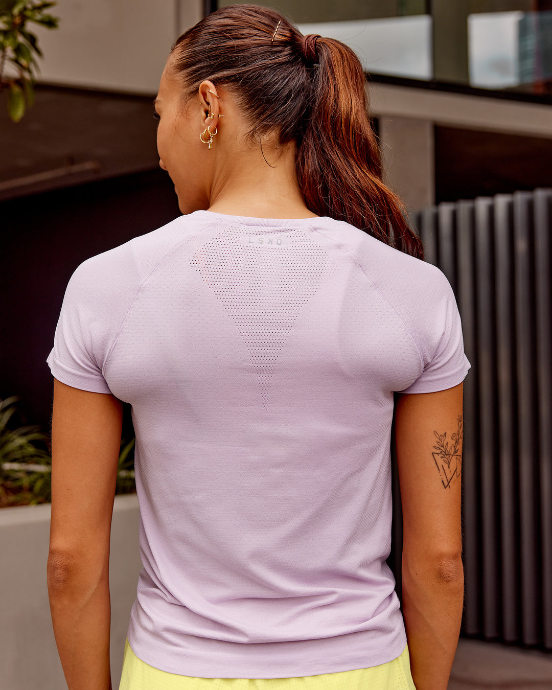 Woman wearing AeroFLX+ Seamless Tee - Fair Orchid/Fair Orchid | Model:Steph | Size:XS - view 4