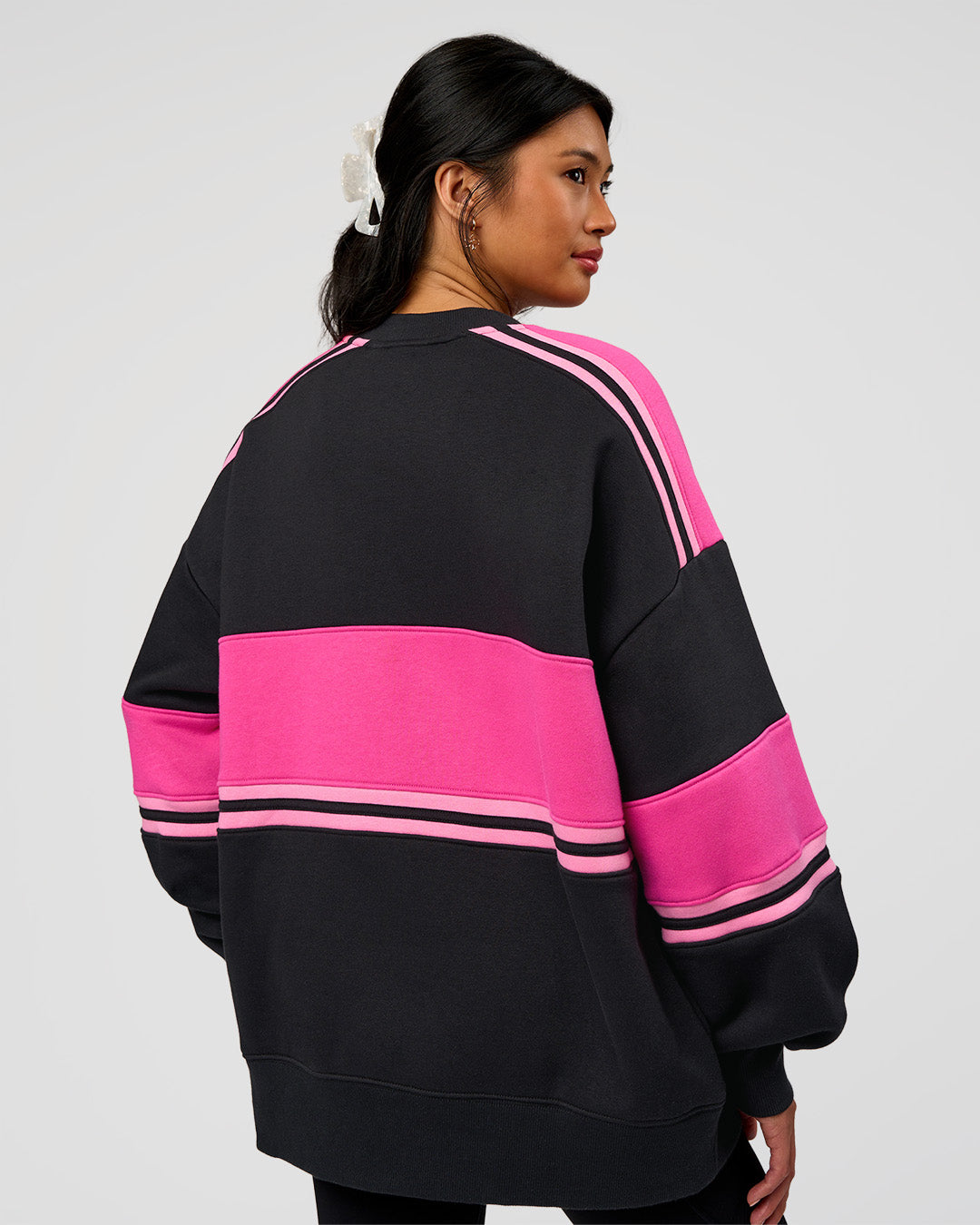 Woman wearing A-Team Sweater Oversize - Caviar-Ultra Pink-Candy Pink | Model:Loren | Size:XS - view 6