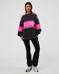 Woman wearing A-Team Sweater Oversize - Caviar-Ultra Pink-Candy Pink | Model:Loren | Size:XS | Thumbnail Index: 10