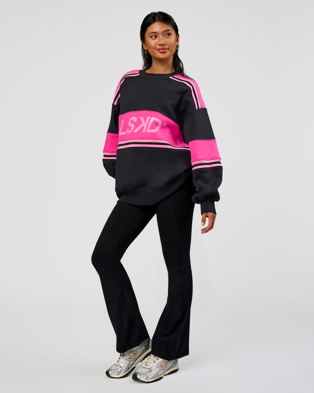 Woman wearing A-Team Sweater Oversize - Caviar-Ultra Pink-Candy Pink | Model:Loren | Size:XS - view 3