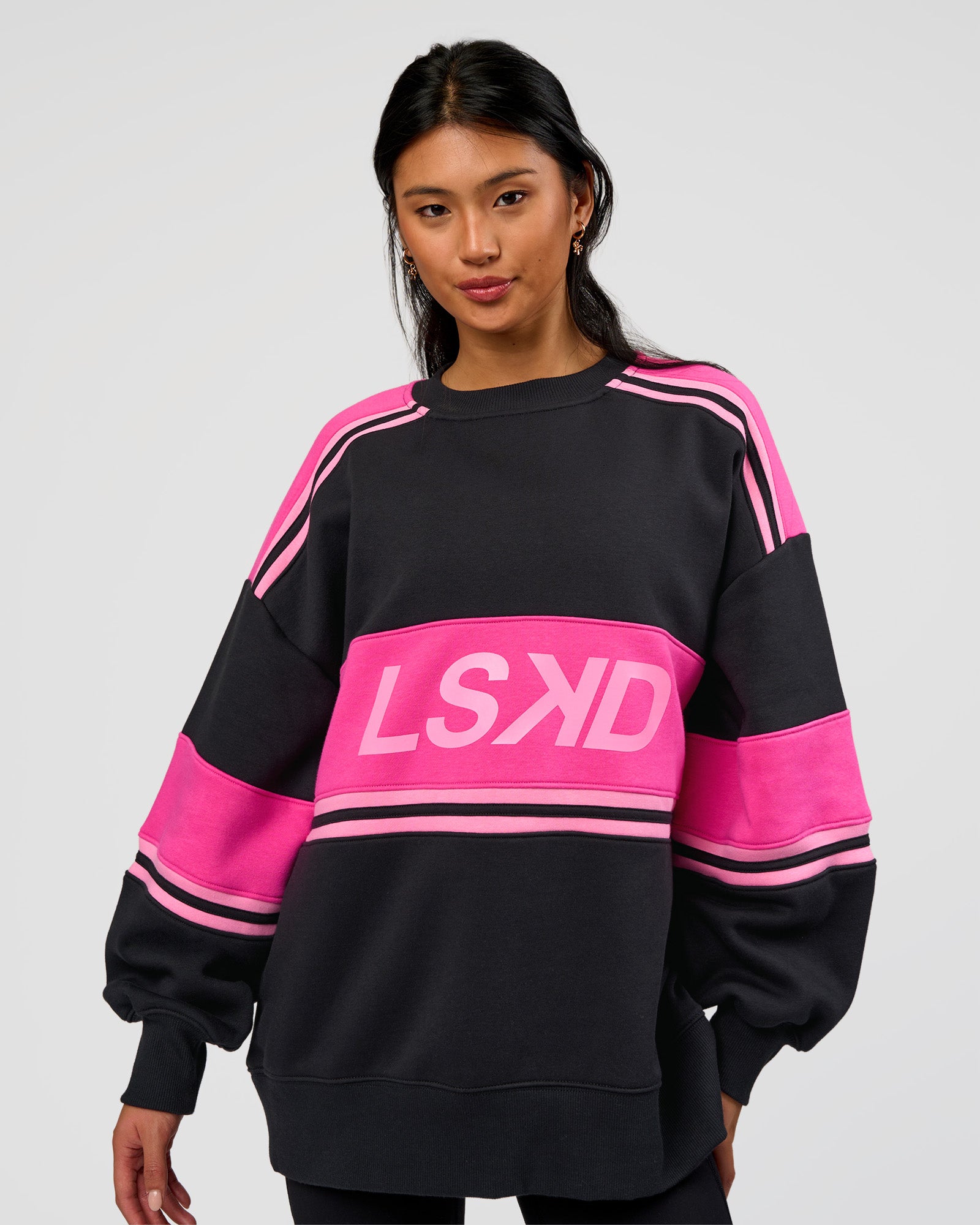Woman wearing A-Team Sweater Oversize - Caviar-Ultra Pink-Candy Pink | Model:Loren | Size:XS